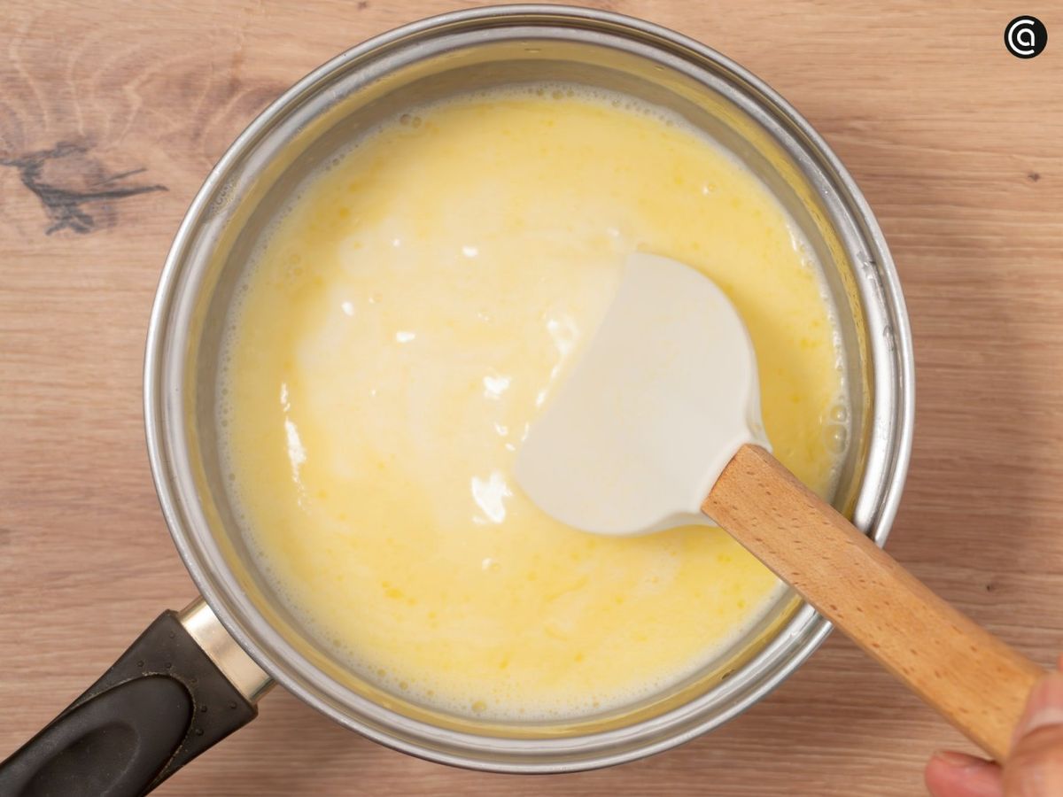 En un cazo, pon la leche y la mantequilla a calentar