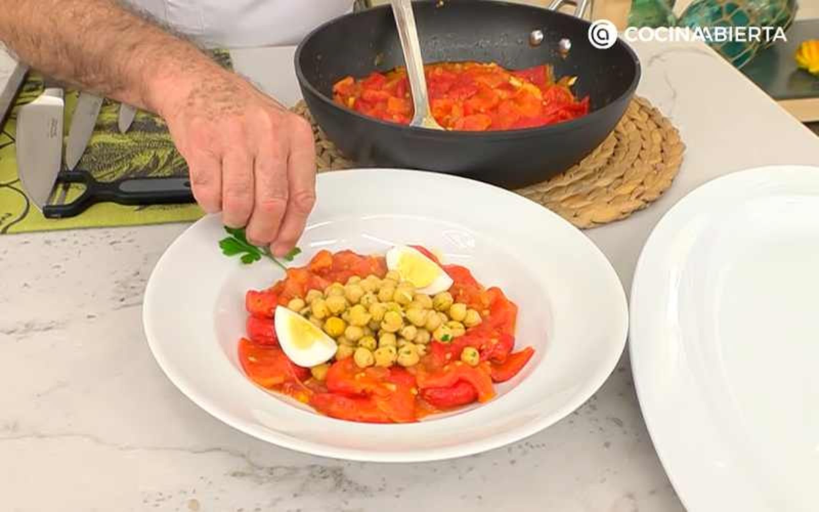 Sirve los garbanzos con asadillo manchego y acompaña con huevos cocidos Sirve los garbanzos con asadillo manchego y acompaña con huevos cocidos
