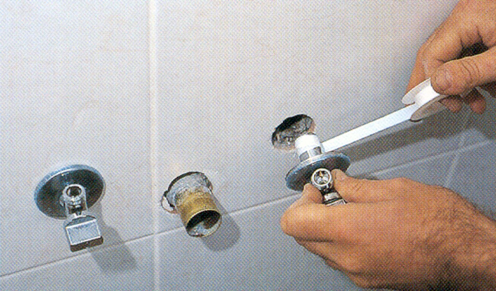 Cómo instalar sanitarios de baño paso 1 Cómo instalar sanitarios de baño paso 1