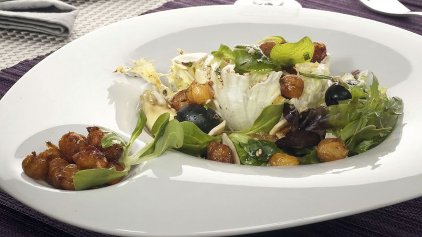 Ensalada de garbanzos crujientes, una idea de cena diferente