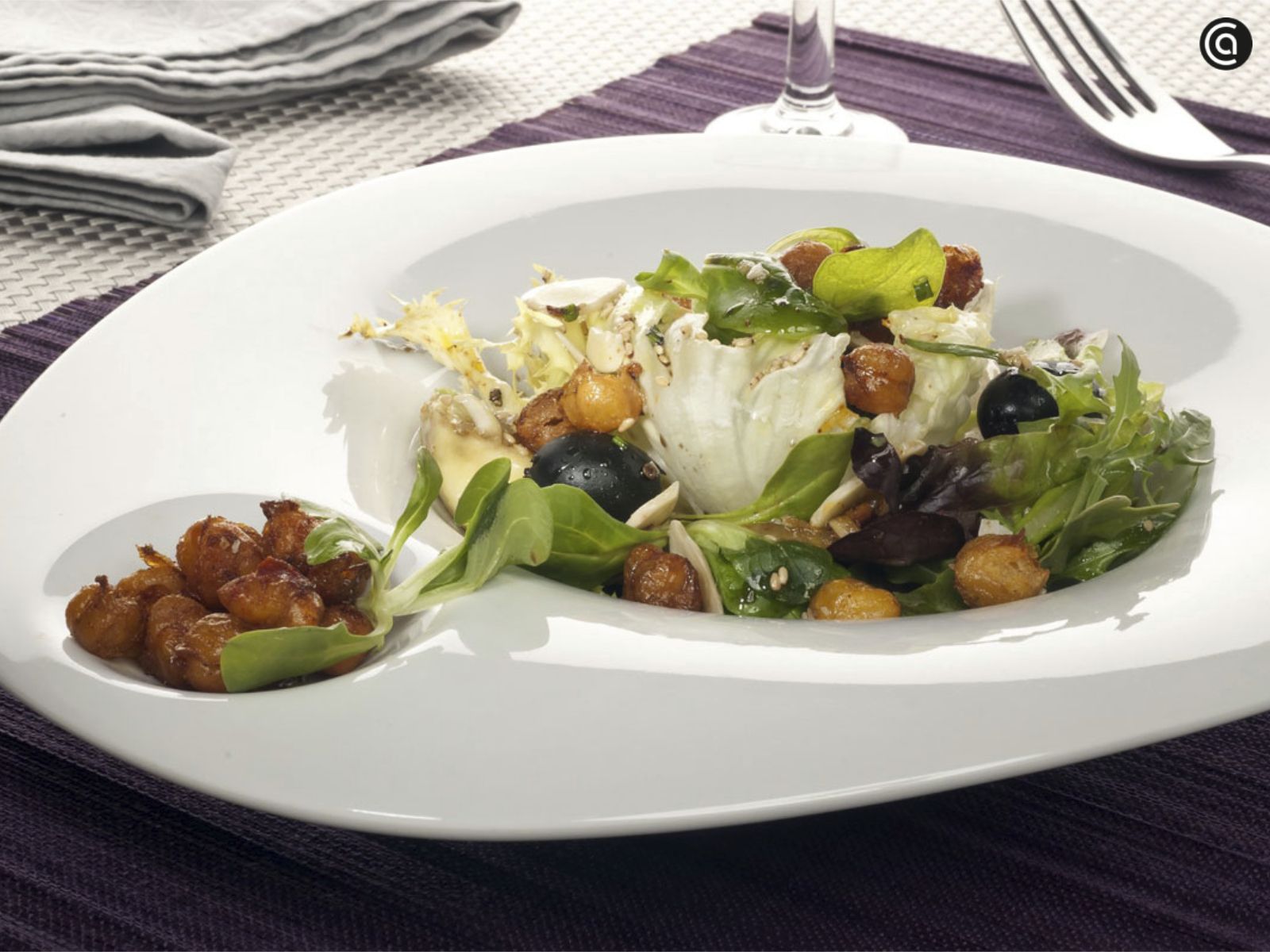 Ensalada de garbanzos crujientes, una idea de cena diferente