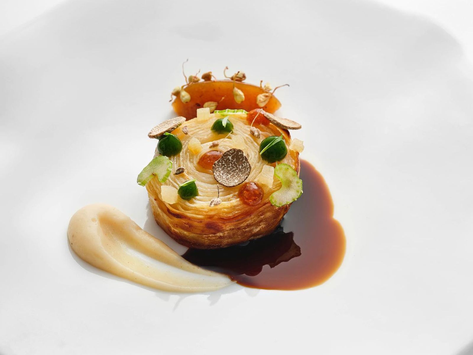 Milhojas de apionabo del restaurante El Celler de Can Roca, ejemplo de alta cocina con este tubérculo.