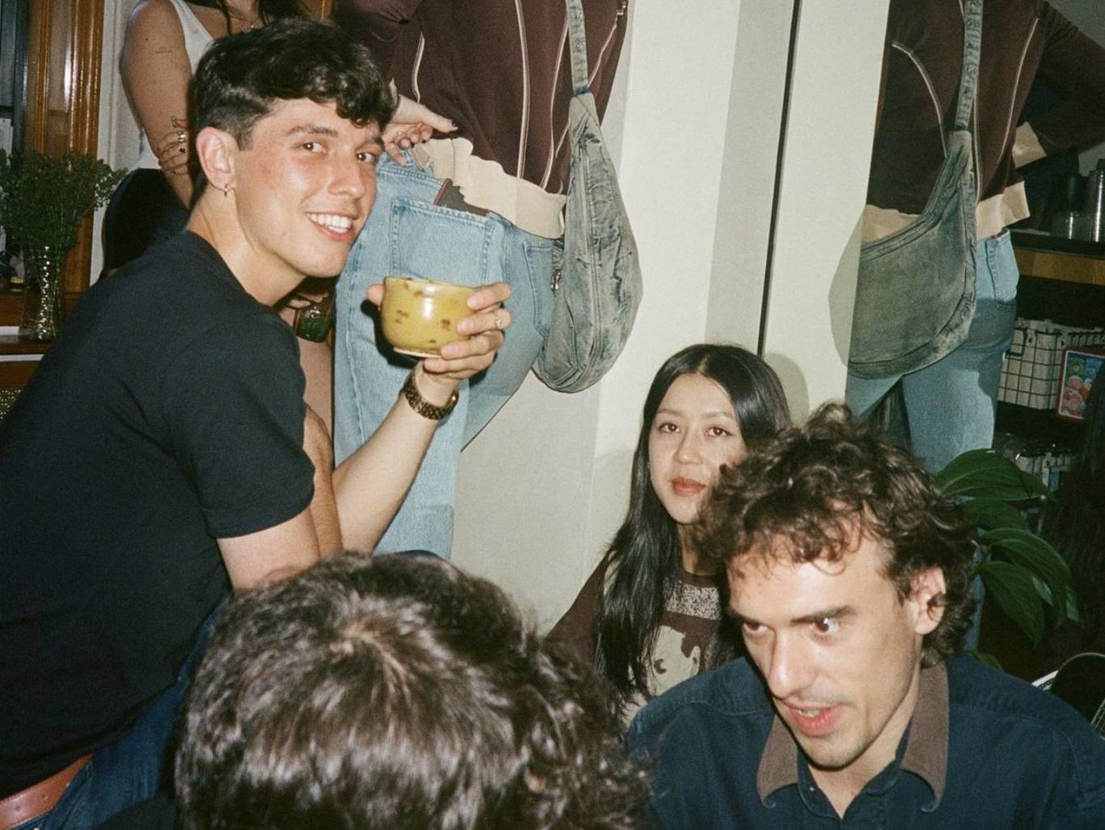 Una Coffee Party es un espacio para conectar, compartir y estar presente. Una Coffee Party es un espacio para conectar, compartir y estar presente.