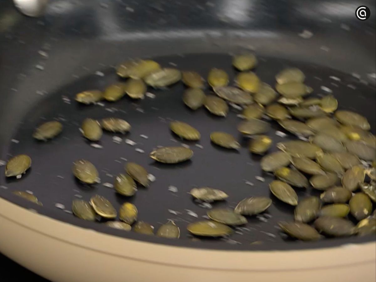 Tuesta las pipas de calabaza en una sartén