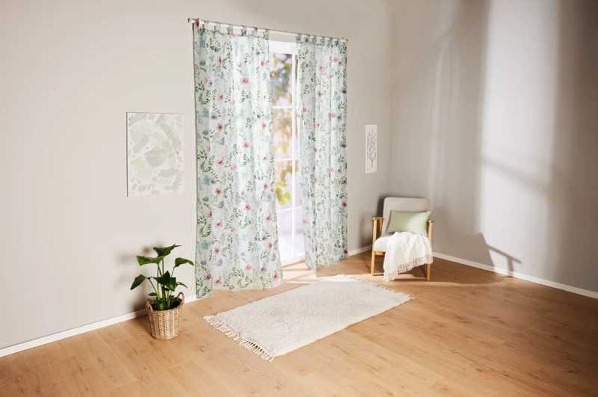 Salón con cortinas florales.