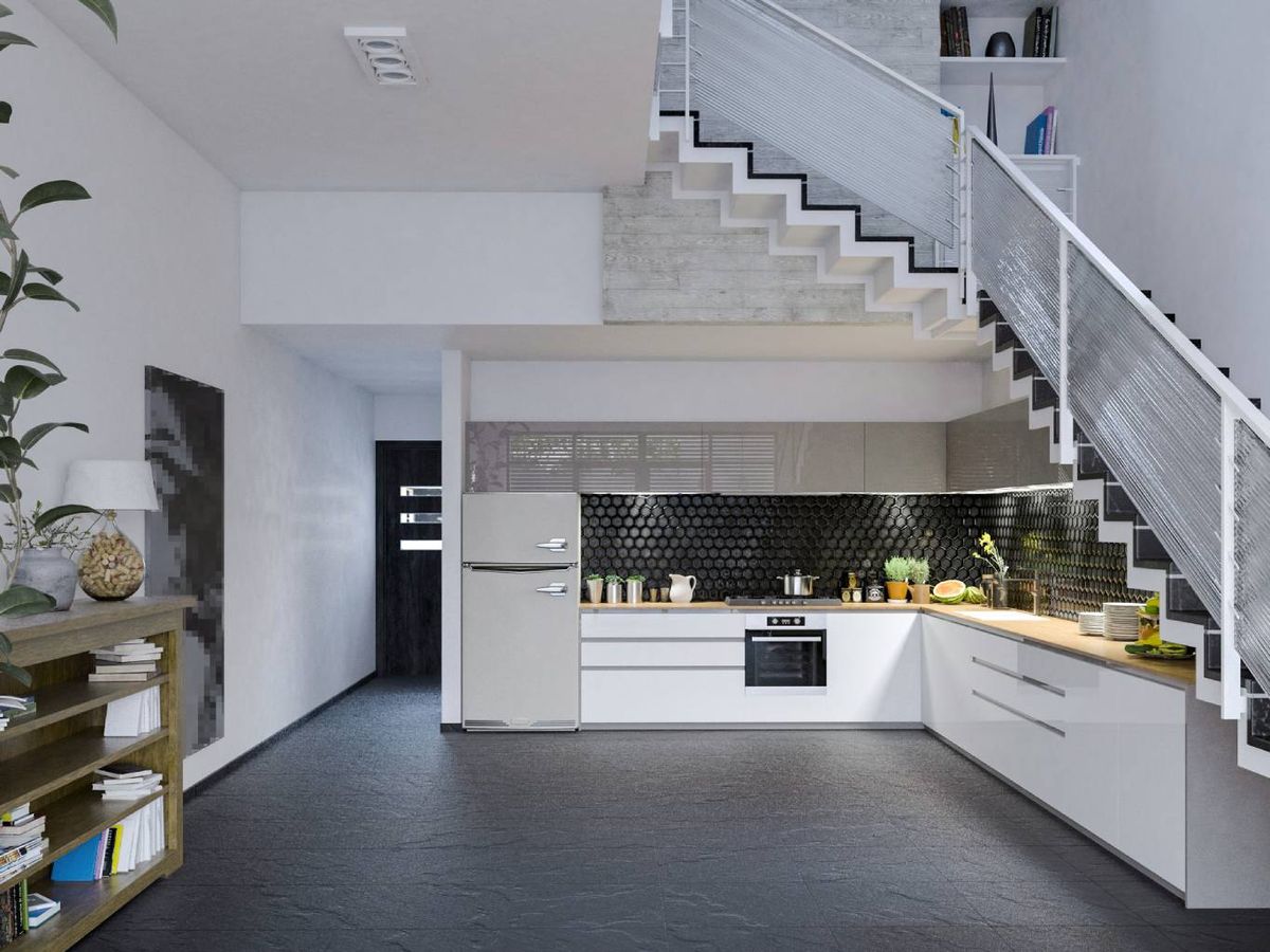 Un ejemplo perfecto de cómo integrar una cocina en el hueco de una escalera.