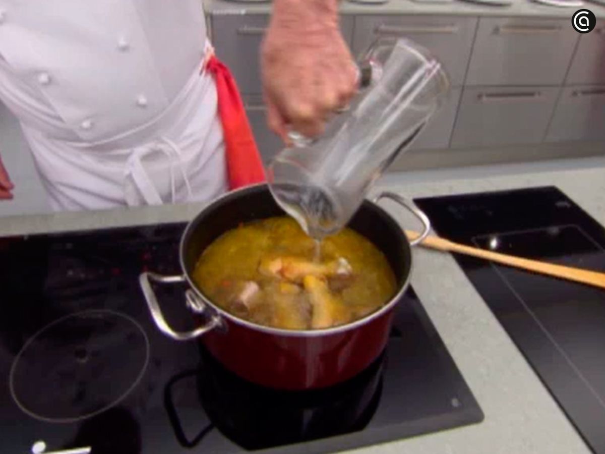 Incorpora la carne y cubre con agua