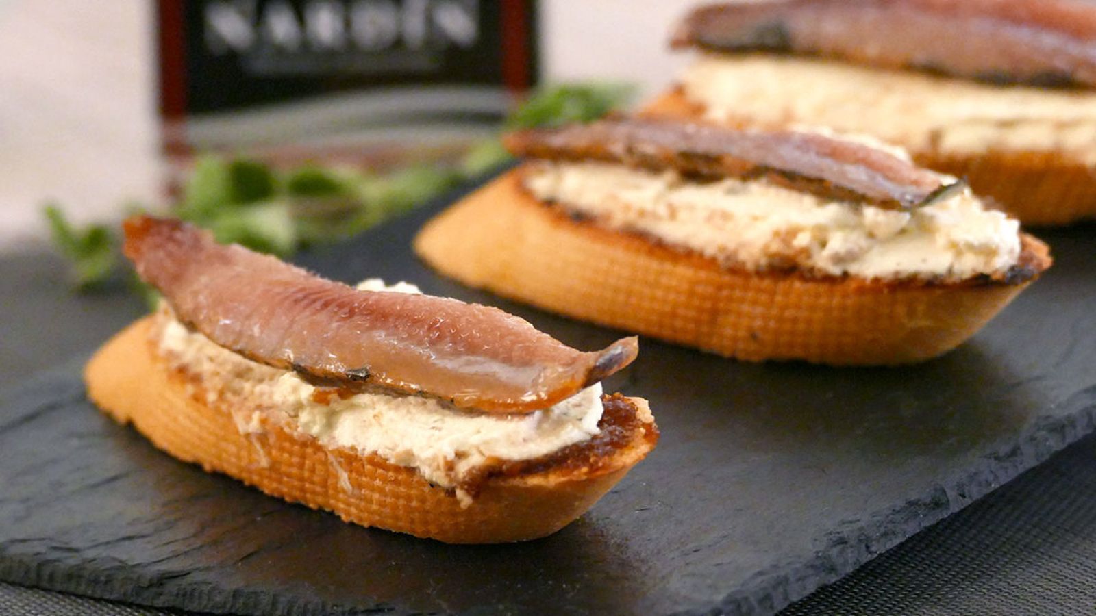 Canapé de anchoas ahumadas con crema de queso a las finas hierbas y salsa de higos