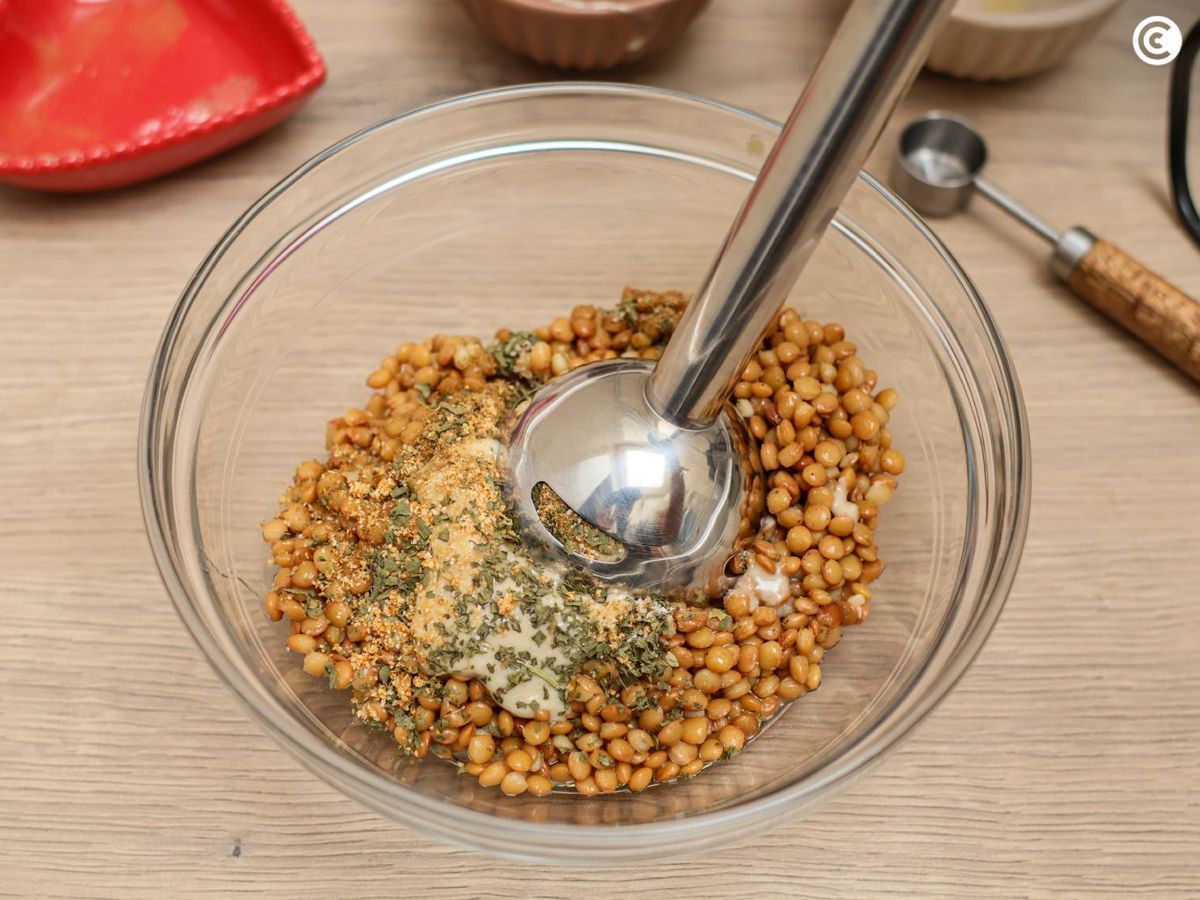 Triturar los ingredientes del hummus de lentejas
