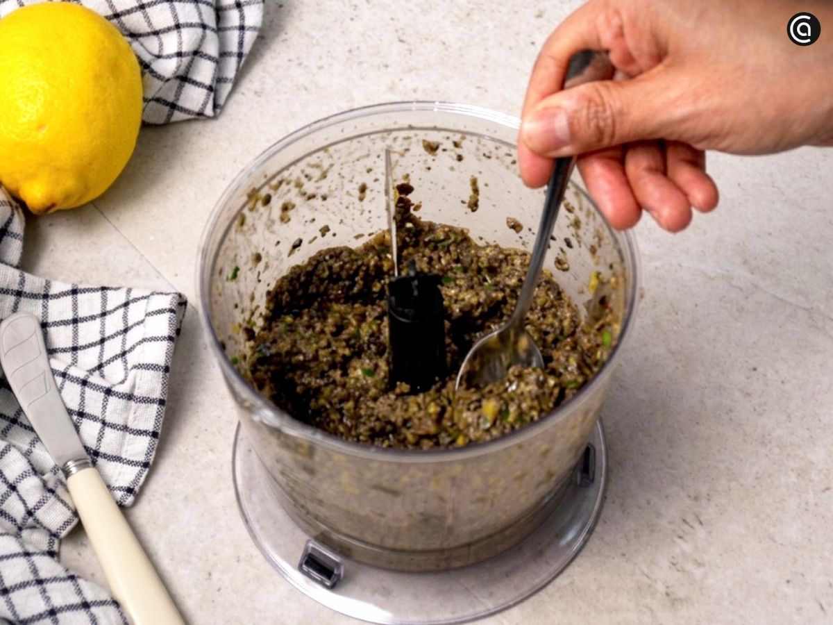 Tritura las aceitunas hasta obtener una textura gruesa, sin convertirlas en puré