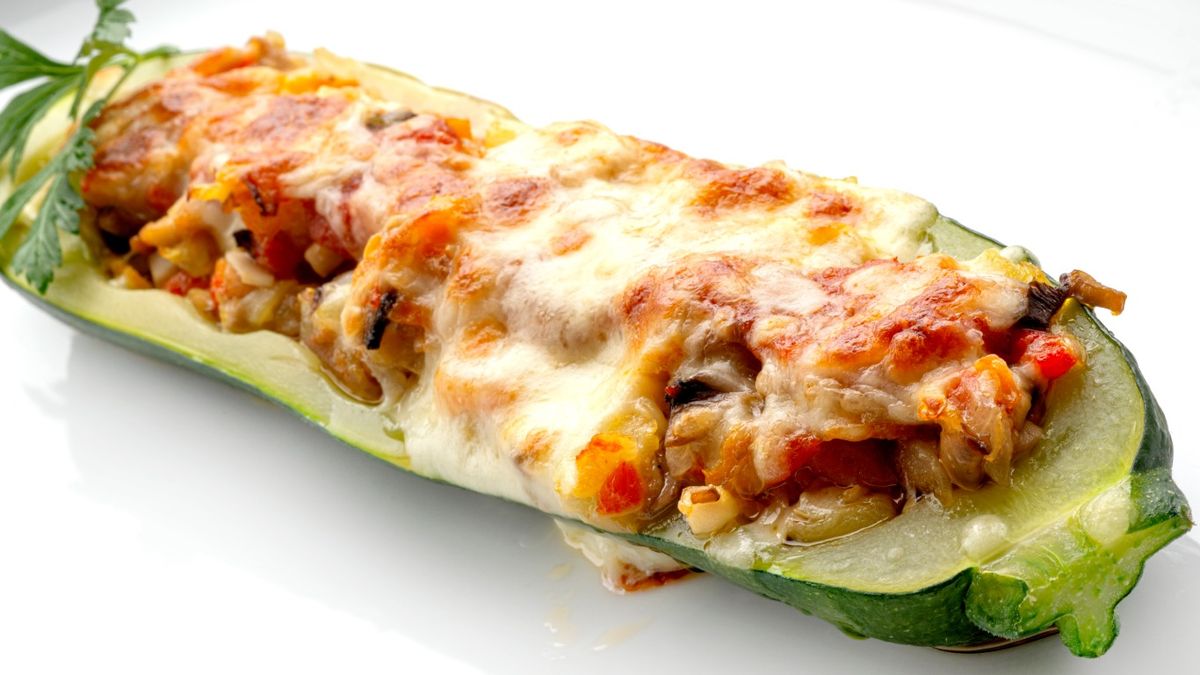 Calabacines rellenos de verduras con queso