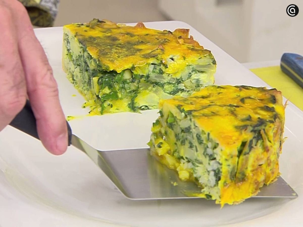 Corta el pastel en porciones y sirve