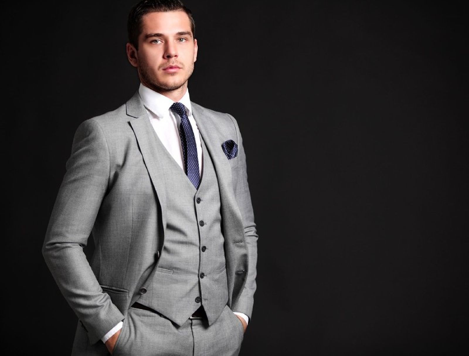 Traje gris con chaleco, ideal para ocasiones especiales Traje gris con chaleco, ideal para ocasiones especiales