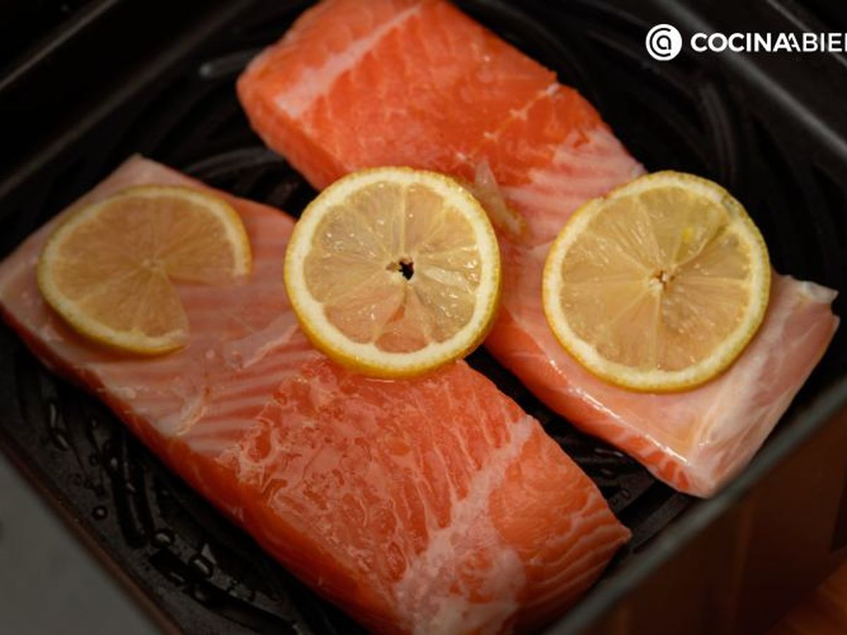 Coloca tres rodajas de limón sobre los filetes