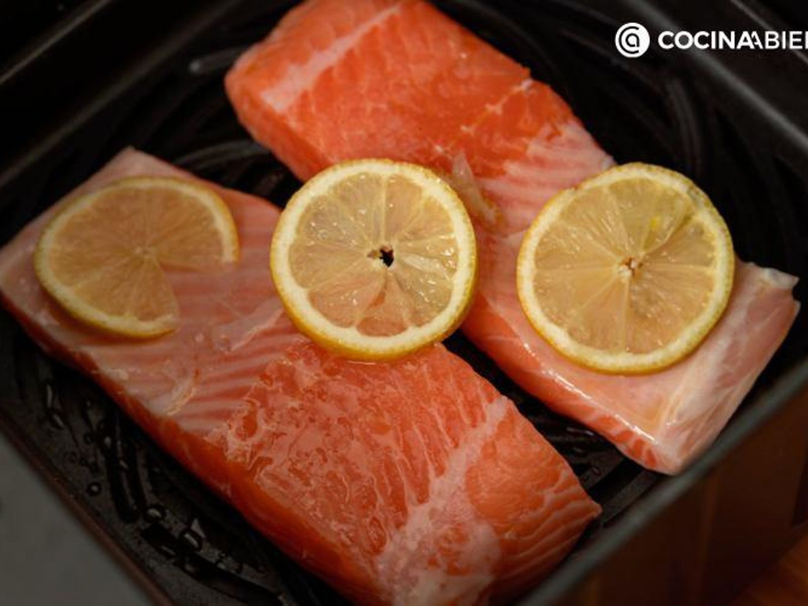 Coloca tres rodajas de limón sobre los filetes Coloca tres rodajas de limón sobre los filetes