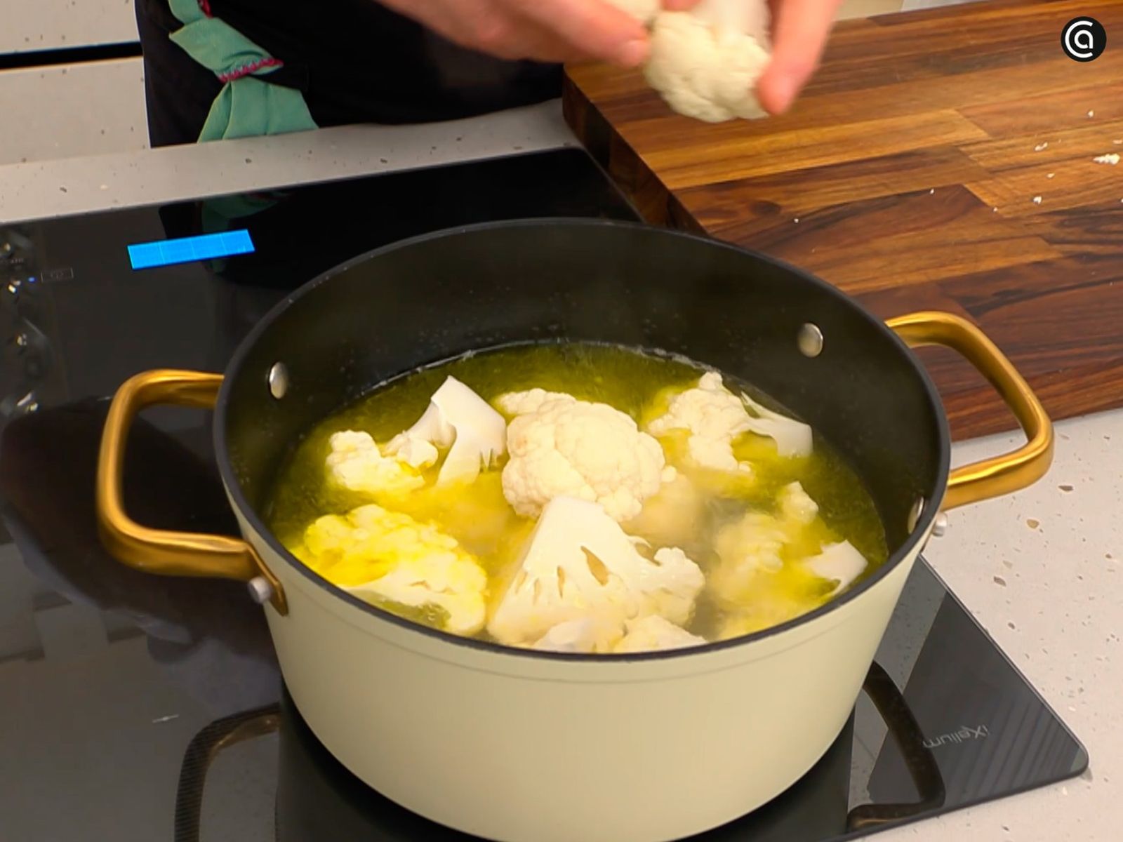 Cocina la coliflor en caldo de pollo hasta que esté tierna