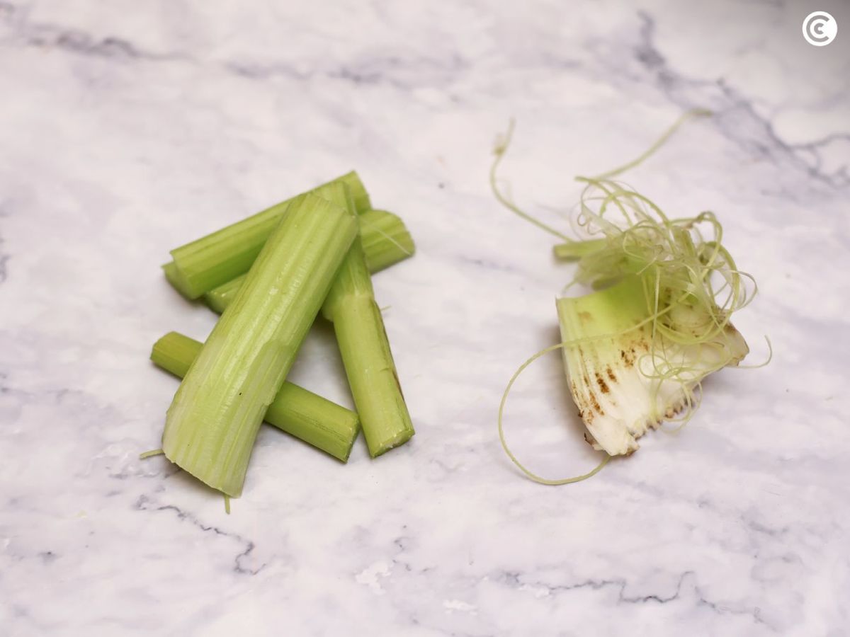 Limpiar el apio para añadir al zumo de tomate