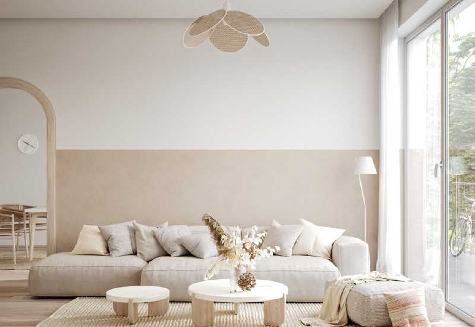 Salón sencillo y moderno con decoración en tonos claros y madera.