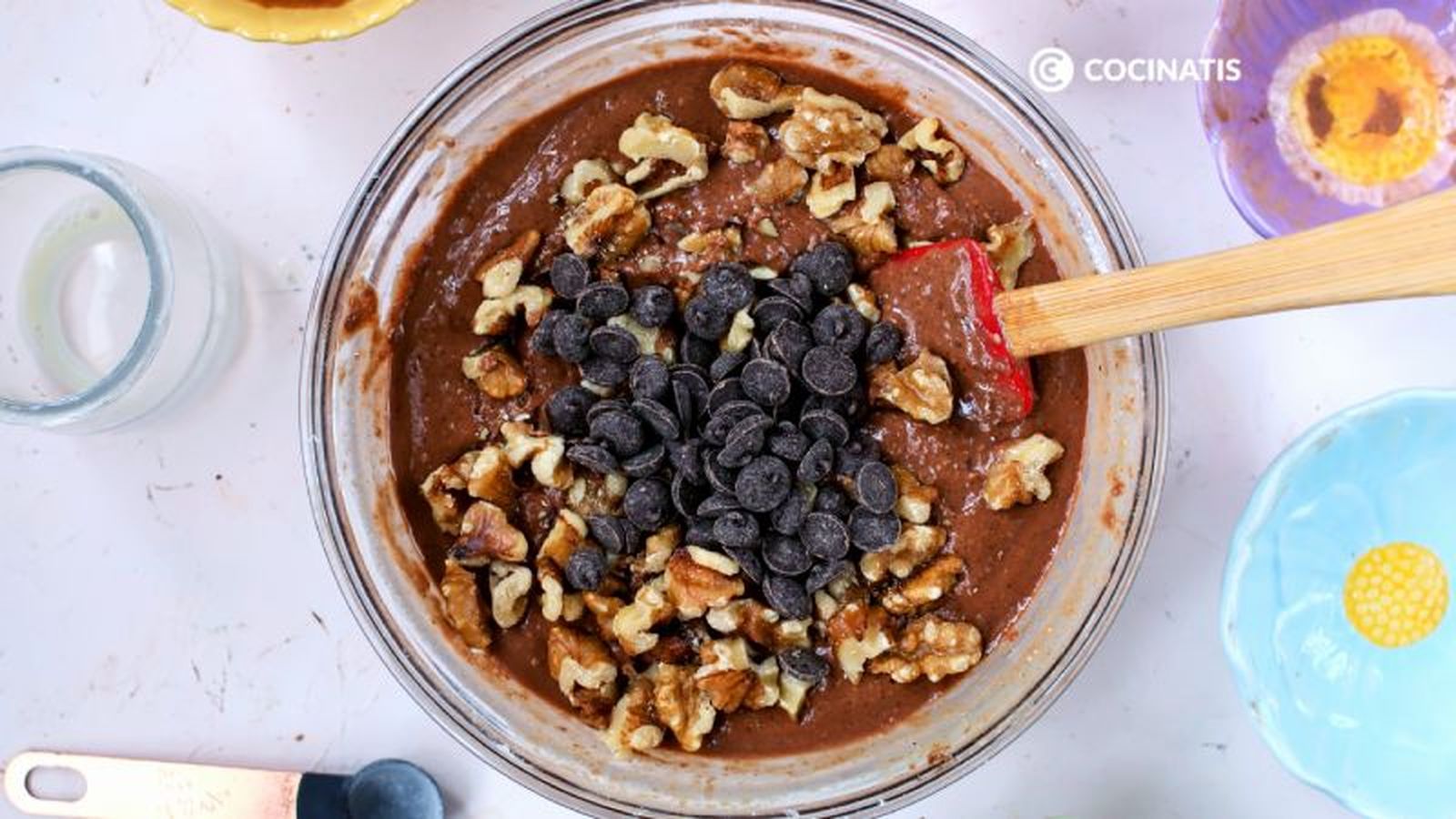 Añadimos nueces y pepitas de chocolate a la masa Añadimos nueces y pepitas de chocolate a la masa