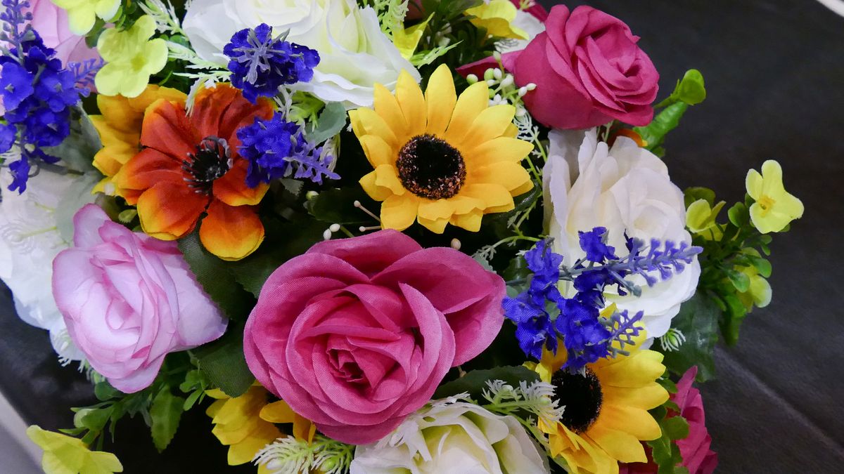 Combina las flores artificiales con la decoración de la habitación