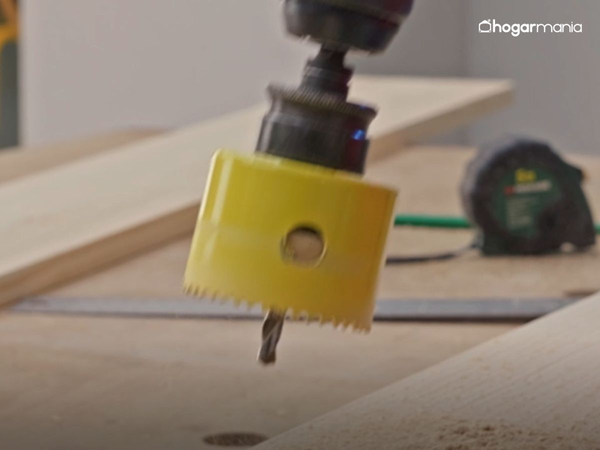 Con una broca de corona hacemos los huecos para los enchufes empotrables.