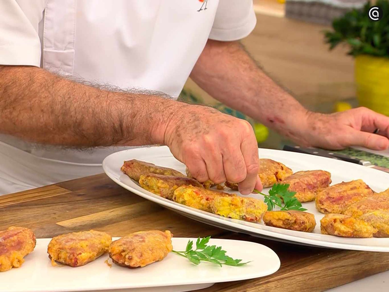 Sirve los pimientos del piquillo rellenos de verduras Sirve los pimientos del piquillo rellenos de verduras