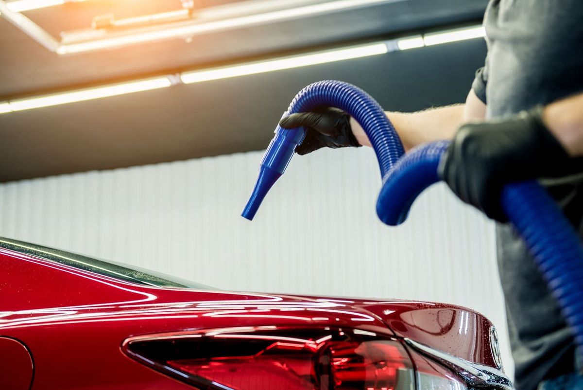 Limpiar el coche con aire a presión