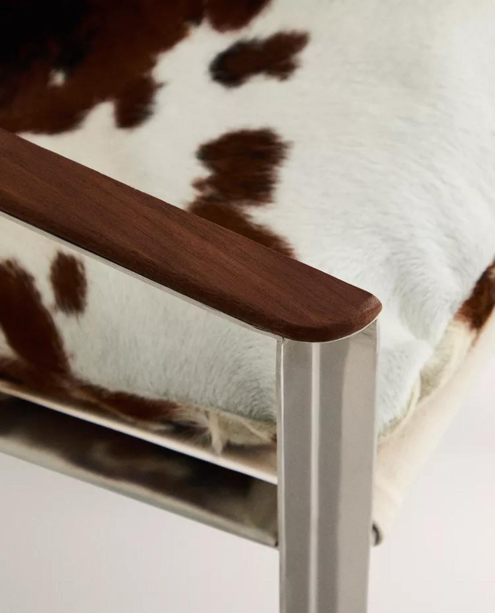 Butaca de piel bovina con estructura metálica y reposabrazos de madera. Butaca de piel bovina con estructura metálica y reposabrazos de madera.