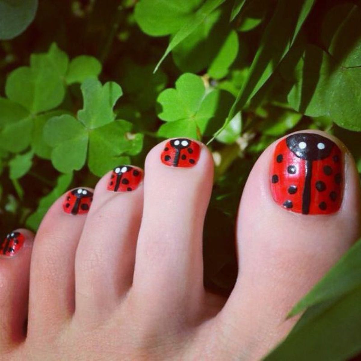 Pedicura con diseño sencillo de mariquitas