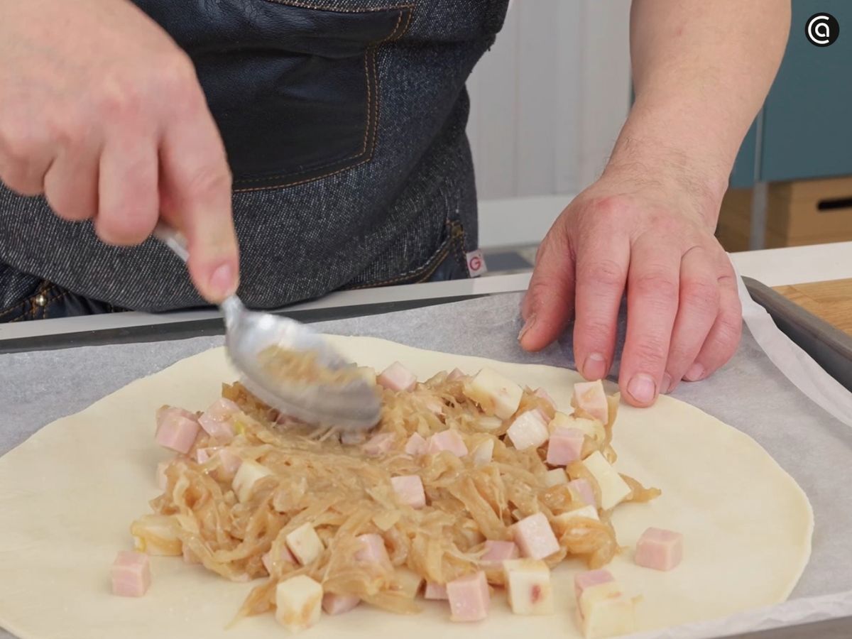Reparte el relleno sobre la masa de hojaldre.