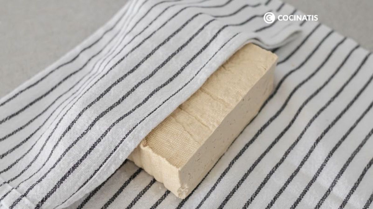Secar el tofu para marinar