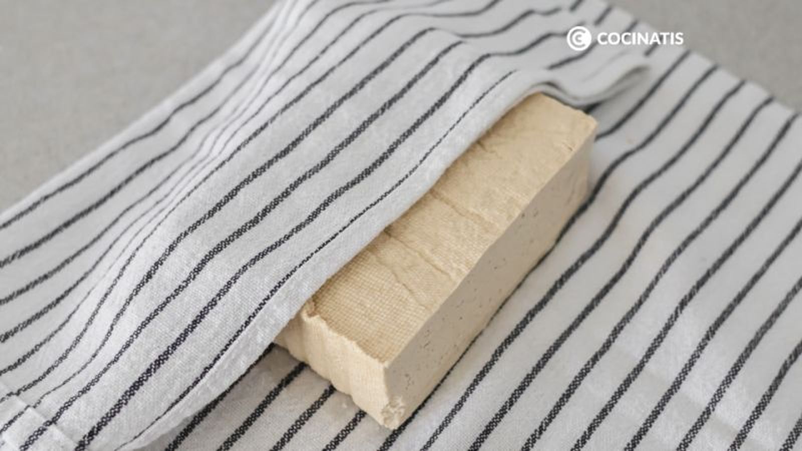 Secar el tofu para marinar