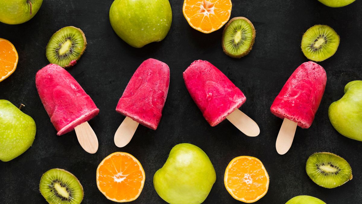 Polos de frutas caseros, coloridos y llenos de vitaminas para un verano más sano.