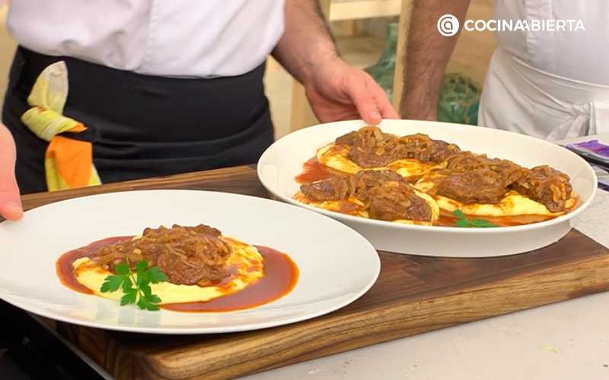 Sirve los filetes de ternera a la cerveza con puré de patatas