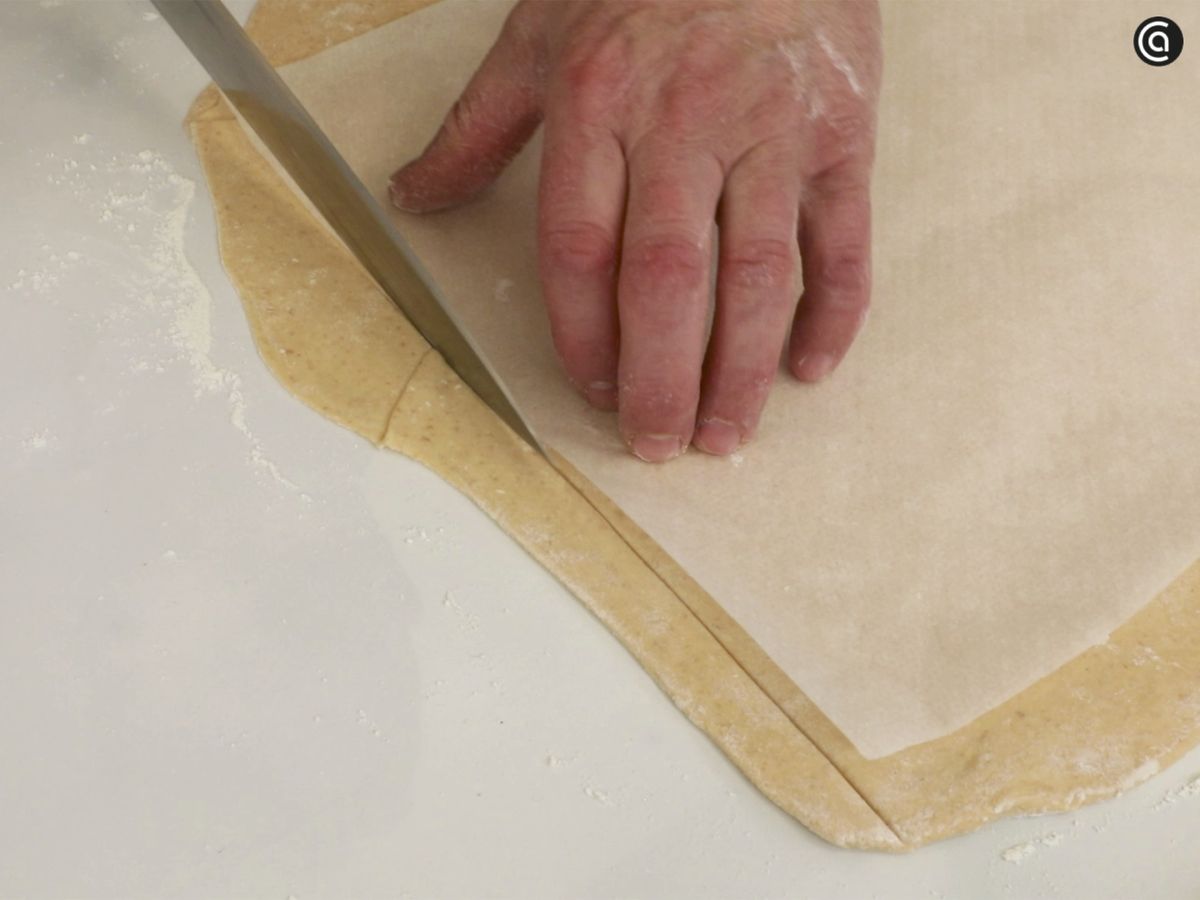 Recorta rectángulos de la masa con un papel de horno como molde