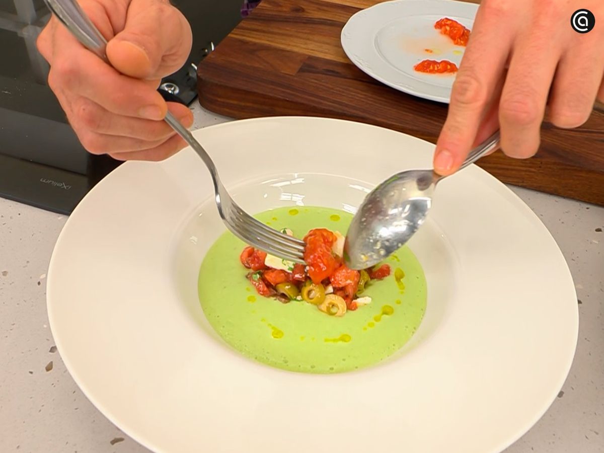 Añade los toques en el centro del gazpacho