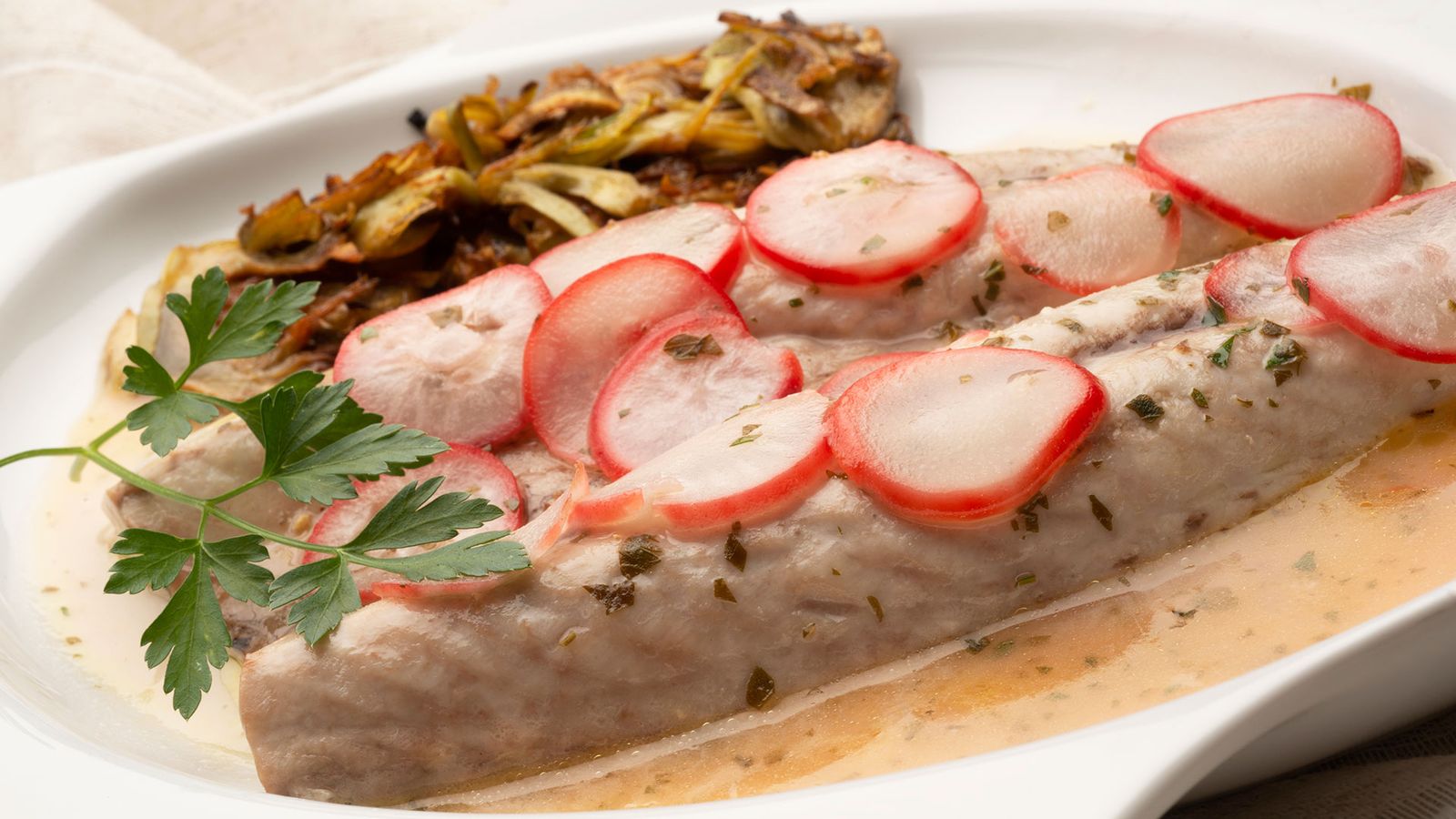 verdel asado con salsa de limón y rabanitos xl
