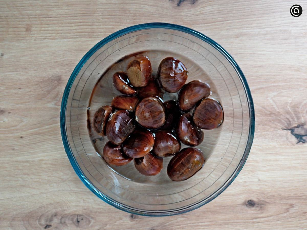 Cubre las castañas con agua y deja que se humedezcan