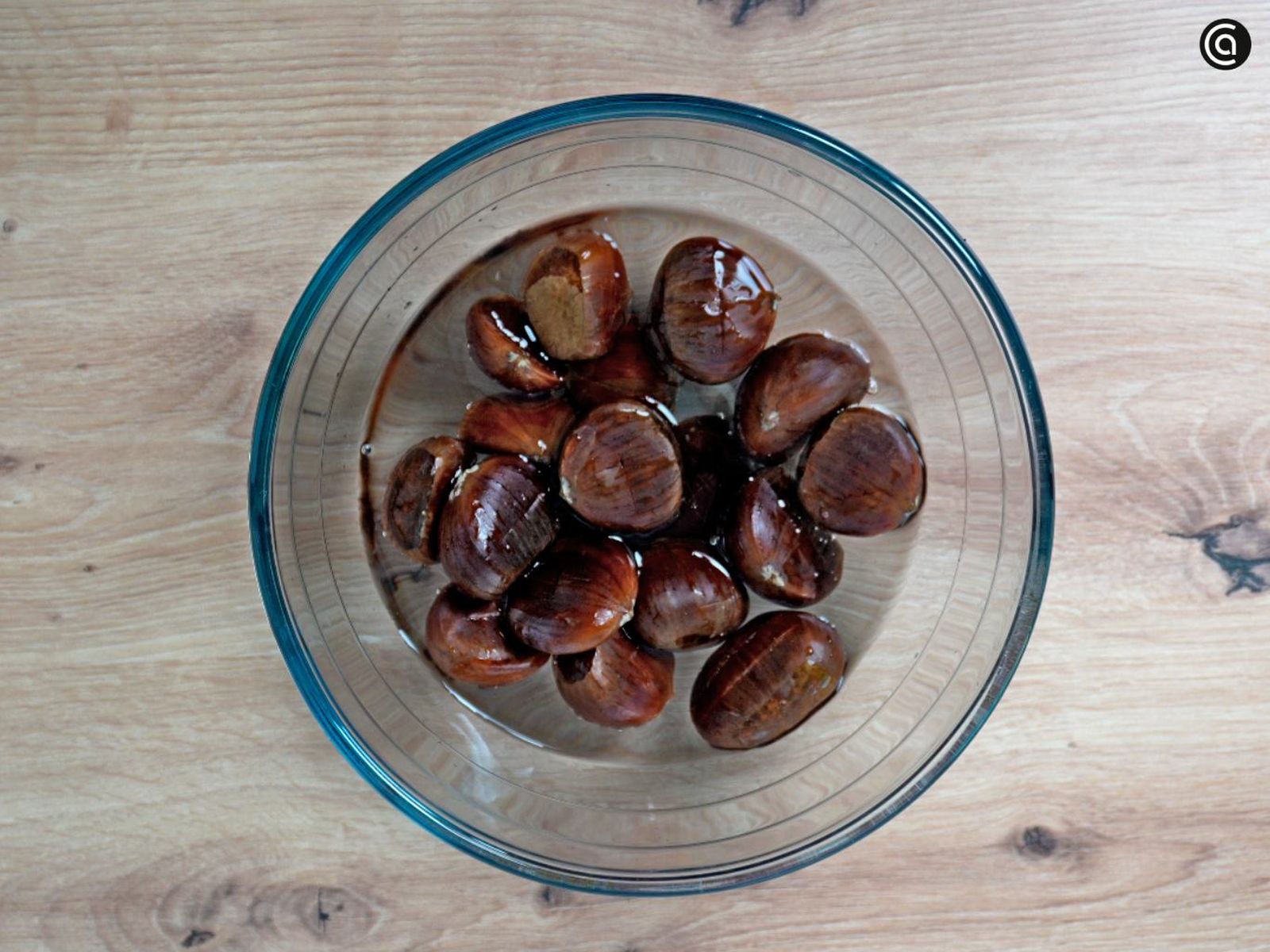 Cubre las castañas con agua y deja que se humedezcan Cubre las castañas con agua y deja que se humedezcan