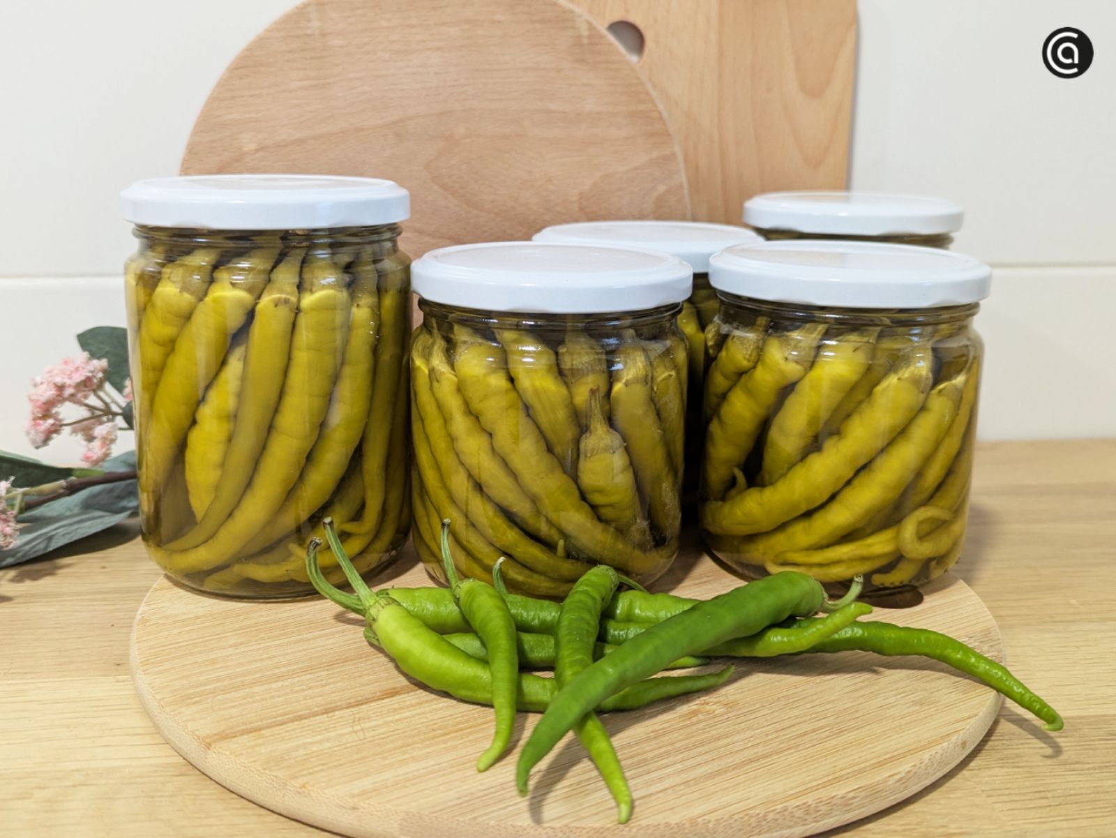 Guindillas en vinagre caseras listas para conservar y disfrutar todo el año.
