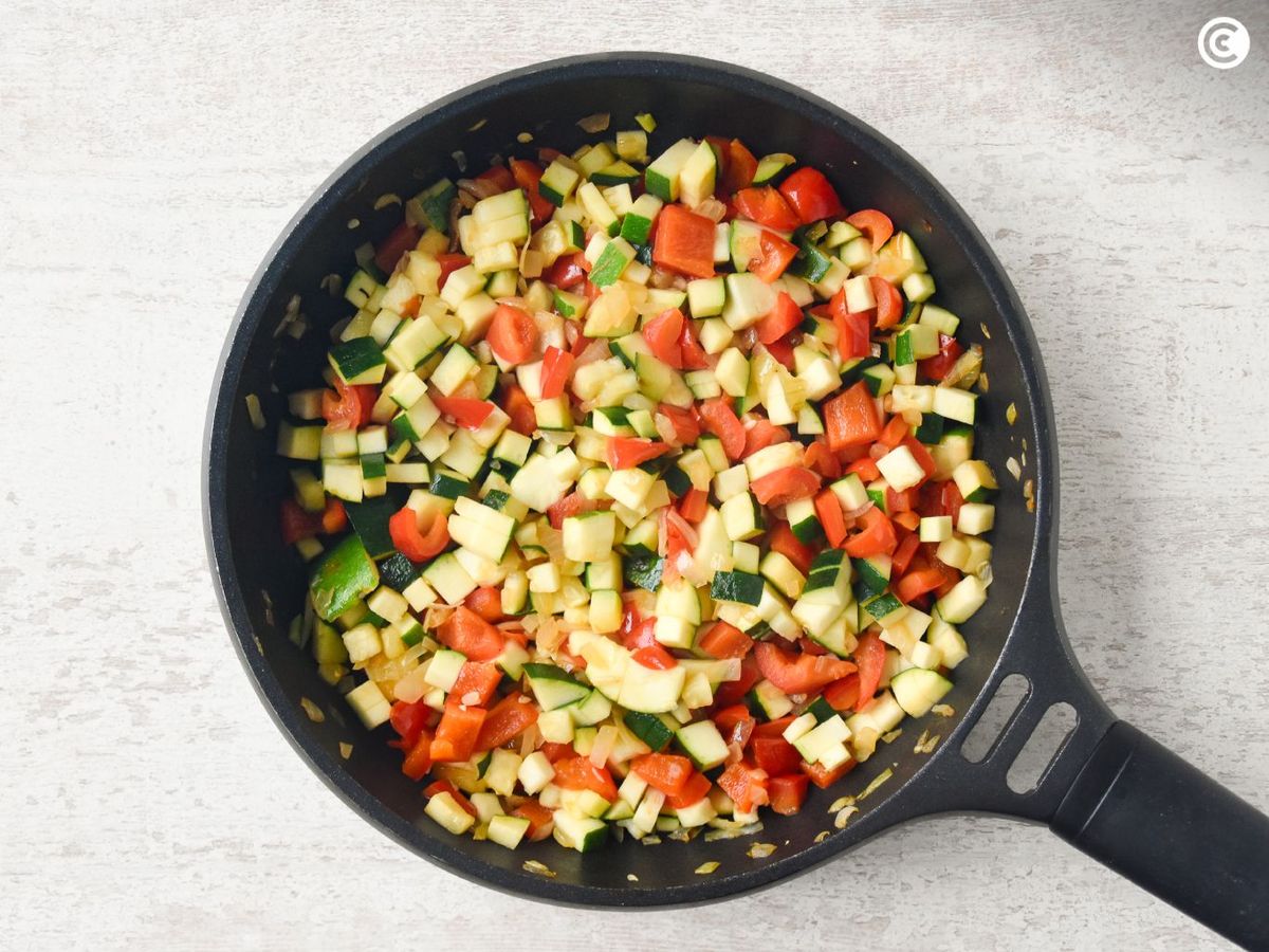 Sofreír el calabacín para el pisto con huevo