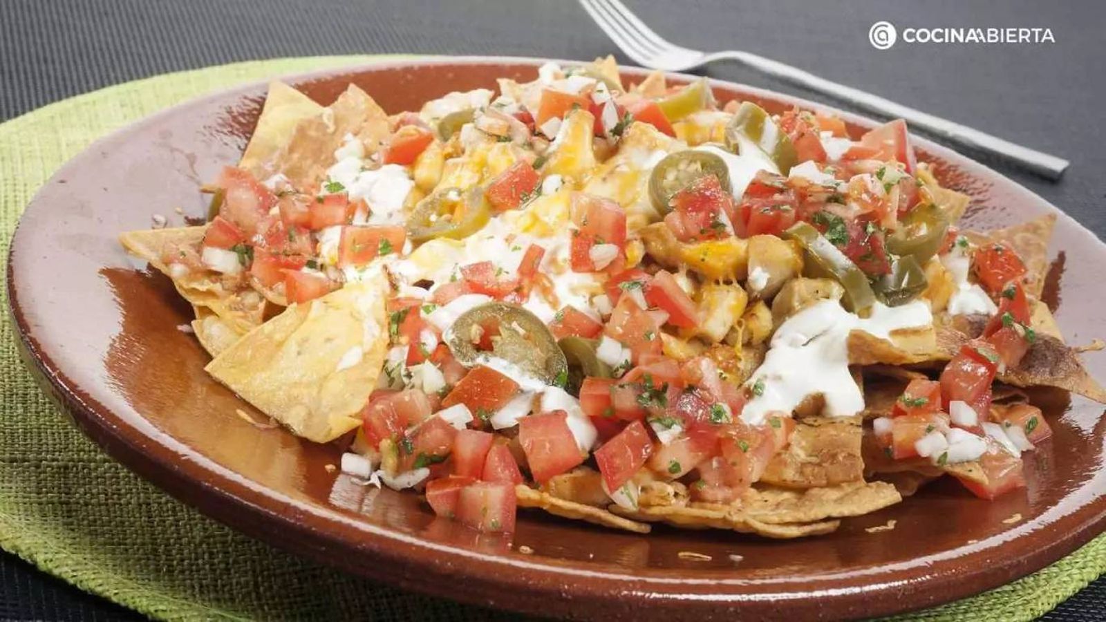 Nachos clásicos con queso, jalapeños, pico de gallo y crema agria: una versión moderna del plato que inventó Ignacio Anaya.