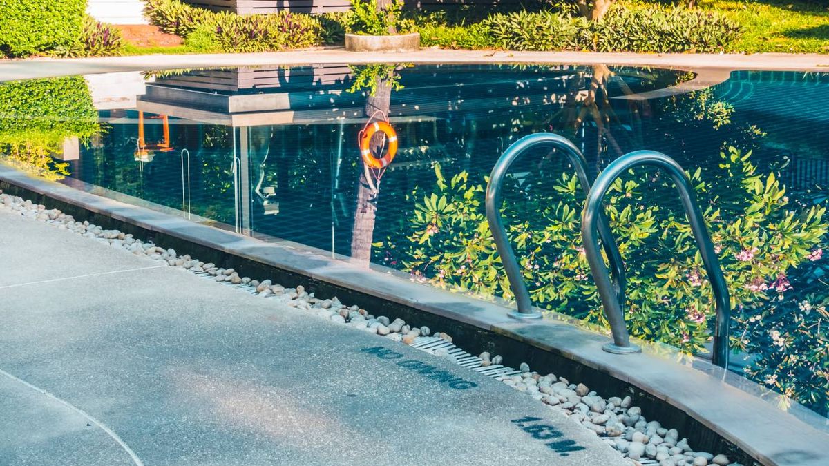 Diseño de jardines con piscina: Caminos de rocas y piedras