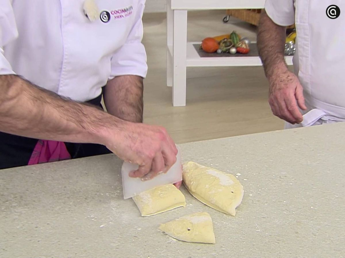 Divide la masa en 6 bolitas y boléalas