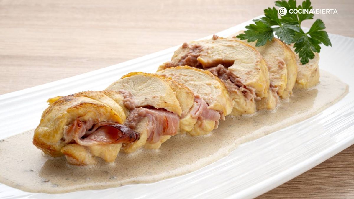 Rollo de pollo relleno con salsa de pimienta