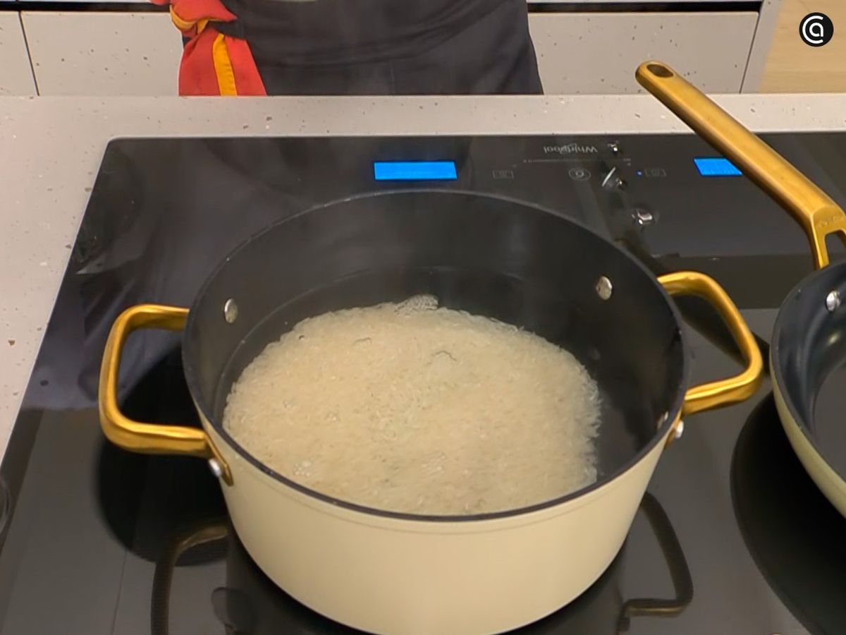 Cuece el arroz basmati en agua
