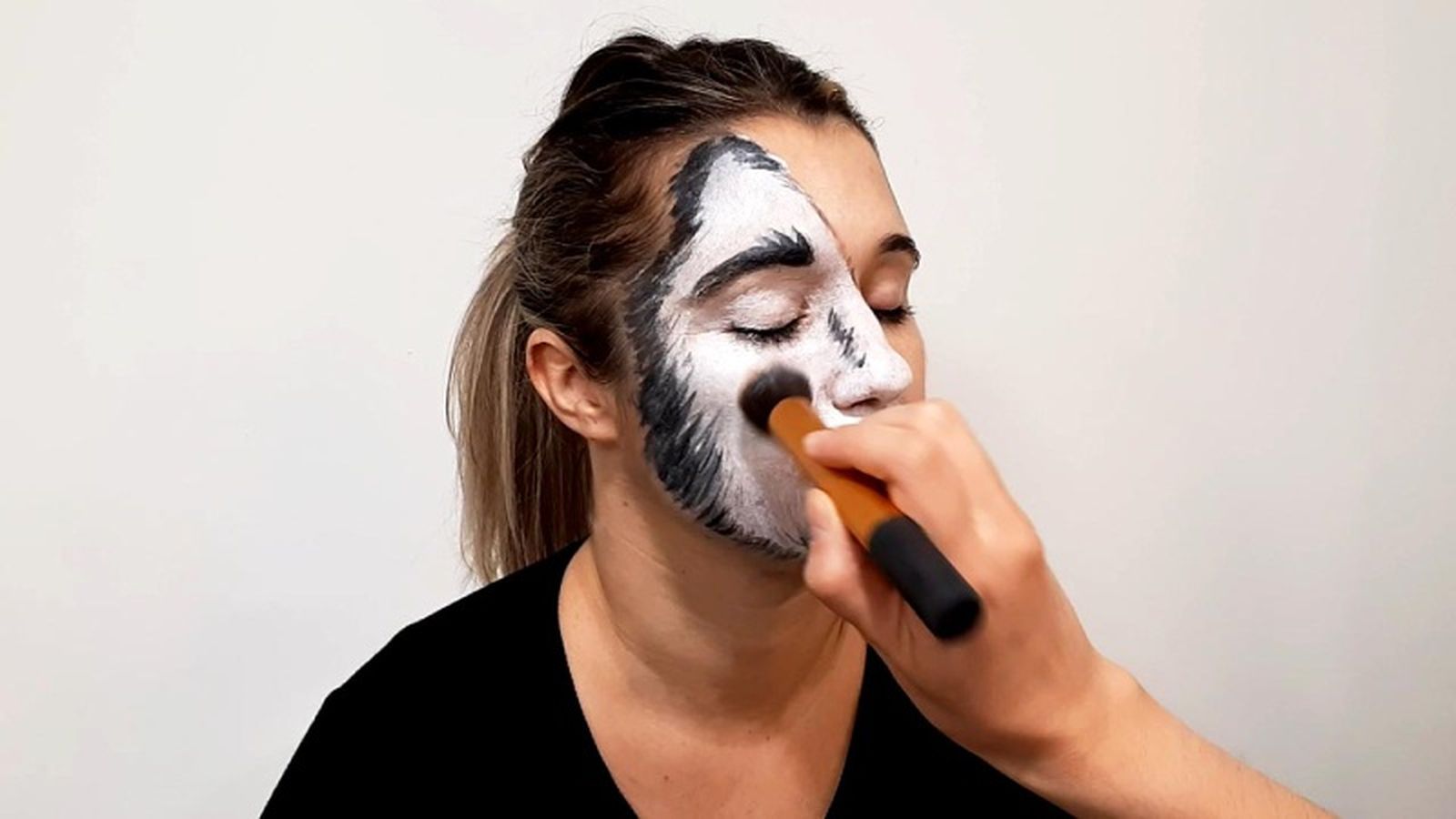 Cómo hacer el maquillaje de Caperucita y el Lobo - paso 3 Cómo hacer el maquillaje de Caperucita y el Lobo - paso 3