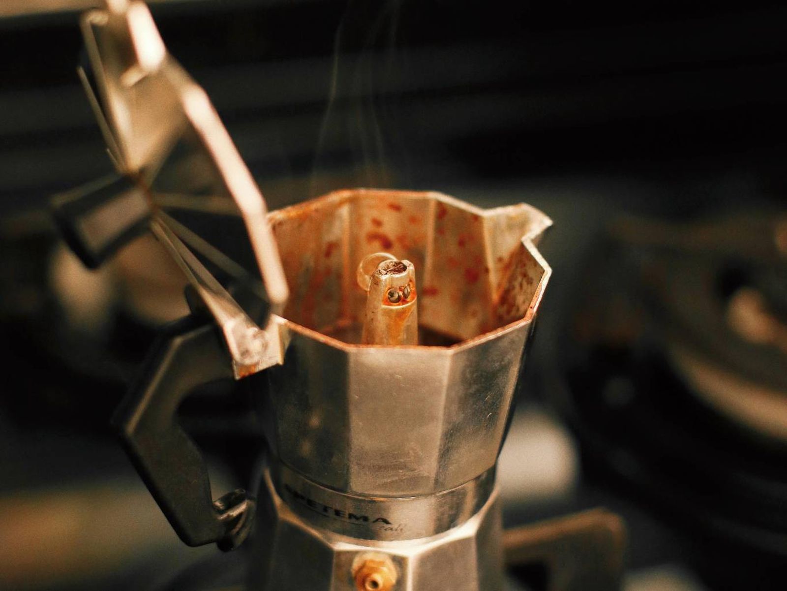 Dejar la tapa abierta también ayuda a evitar que el café se 'queme' Dejar la tapa abierta también ayuda a evitar que el café se 'queme'
