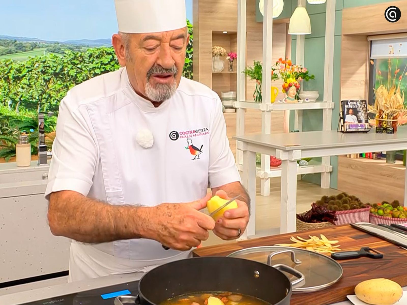 Casca las patatas en trozos y añádelas al guiso