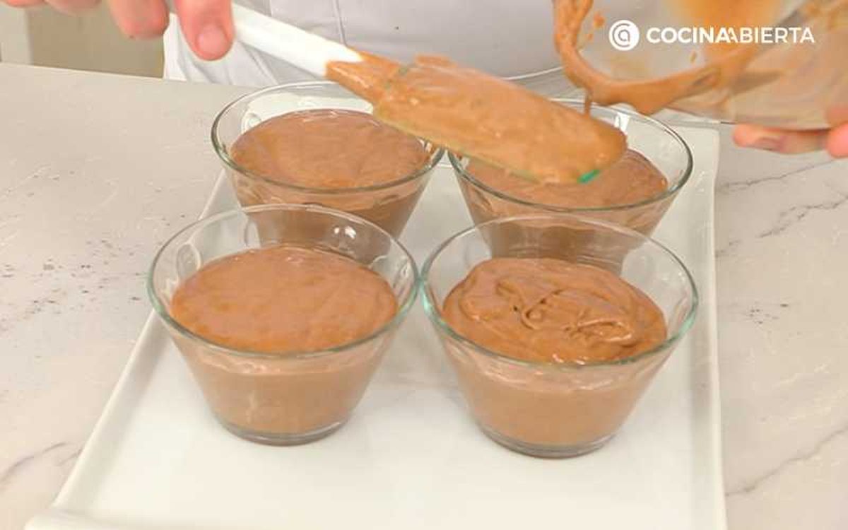 Reparte la mousse y deja que enfríe en la nevera